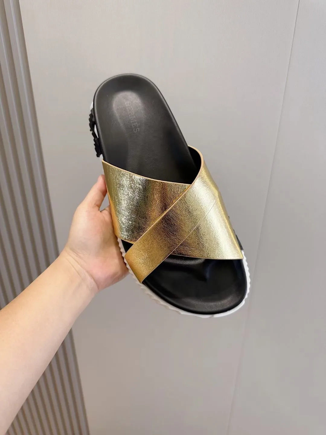 [HERMÈS] Top men's shoes 💰: 340💰 Size: 39-44 (38.45 46 custom-made) Herme*H Home Hermès Men's Sandals and Slippers - Original Replica Purchase the original version and make it one to one, the outsole is privately modeled, and the outsole color corresponding to each color is the same as the original version. Come to those who know the stuff 💪 The ultra-light soles are designed in contrasting colors, and they feel so comfortable on your feet! Calfskin, cowhide feet, private mold outsole.